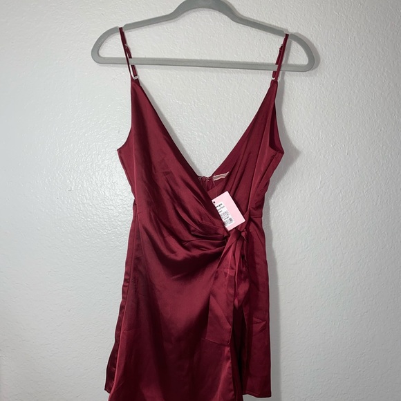 **SOLD ON M E R C A R I showpo lovers playsuit - Picture 2 of 5